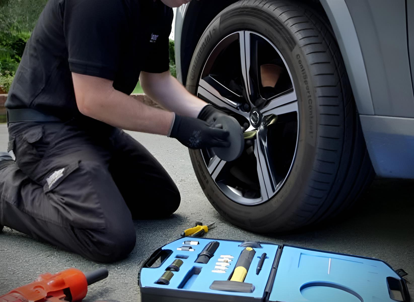 machanic changing tyre